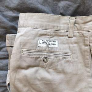 Snygga chinos/cargo shorts från Ralph Lauren. Köpta på Beyond retro, i fint skick! 