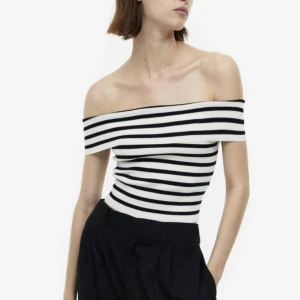 Randig topp - Aldrig använd, prislapp kvar. Storlek M. Passar S också. Köptes för 299kr Slutsåld i butik och online 