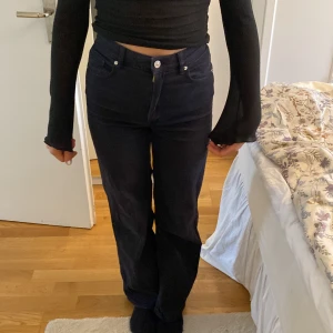 Svarta jeans  - Svarta högmidjade jeans från HM divided i stl36. Frakt ingår ej. 