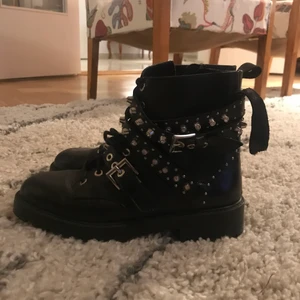 Kängor - Kängor med nitar från zara, använda fåtal gånger men ena läderbandet på hälen är av. Pris exkl. frakt!!