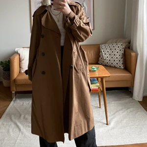 Brun Trenchcoat  - Brun trenchcoat från H&M i fint skick. Lite mörkare brun än på bilden.