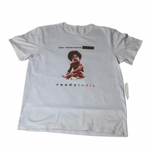 The Notorious B.I.G - Vintage Graphic Te - För dig som verkligen älskar nittiotalet och deras musik är denna tröjan för dig. Med en av 90-talets kändaste rappare/artister. Består av en bild på hans album Ready To Die där bland annat Juicy ligger på! Köpt för länge sedan i en thriftstore för hiphop kläder!