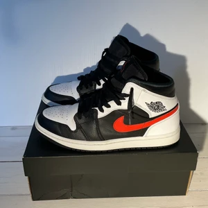 Jordan 1 Chile reds - Lätt använda Jordan 1s. Boxen till dem är trasig så den kommer inte med. Kan skickas vart som helst. Högst bud vinner!!! 