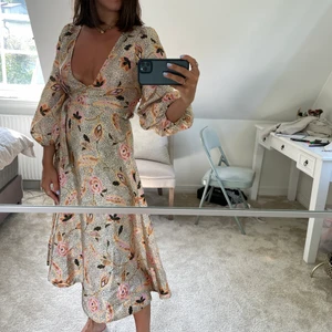 Second Female klänning - En superfint knytklänning från Second Female i storlek XS, endast använd 1 gång!😻😻 köparen står för frakt