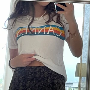 t-shirt från carlings - jättefin t-shirt köpt från carlings för ett tag sen med texten ”cannes” på, strl XS/S, fortfarande i jättebra skick ❤️