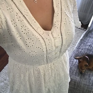 Vit sommarklänning  - Vit sommarklänning, sparsamt använd 