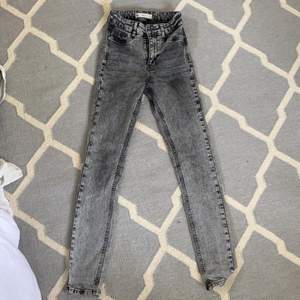 Nästan helt oanvända jeans från Gina! Köpta för 599kr strl: xs sitter lite lågmidjat ✨