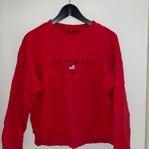 Gina tricot tröja - Säljer denna då jag knappt fått användning för den. Använd ett fåtal gånger. Hör av dig för mer information och fler bilder! 