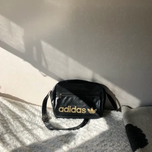 Adidas axelrem retro - Adidas axelremsväska i mycket gott skick. Perfek skolväska då den är väldigt rymlig
