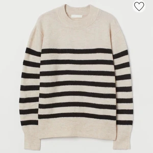 Tröja - (Lägger upp igen!) Då jag blev osäker på om jag ville sälja, och det blev irriterande att jag fick så många notiser❤️ Iaf så säljer jag nu denna populära finstickade tröja från h&m! Säljer den då det inte känns som min stil❤️ Har blivit lite nopprig men inget man tänker på så enligt mig. Har bud på 200+frakt!