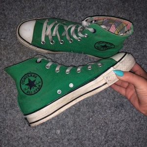 Gröna converse  - Säljer mina gröna converse pågrund av att dom inte riktigt passar mig. Sjukt snygga och feta skor. Lite slitna men de är ju ändå vintage, kan tycka de är lite fett ändå! om de är fler som är intresserade så buda i kmt❤️