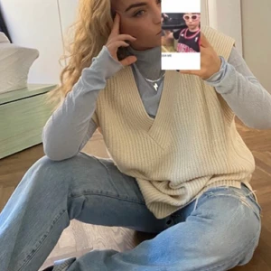 Monki Lång stickad Vest - Lång stickad vest från Monki, sjukt lätt att stylea, oversize, frakt tillkommer