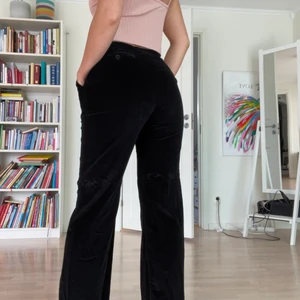 Manchesterbyxor  - Dessa manchesterbyxor från MaxMara är köpta på Stadsmissionen för 350kr. Säljer dem för 170kr + frakt då dem inte kommer till användning. Dem är jättesköna och sitter bra på. 🖤 Byxorna passar perfekt även till dem som brukar ha storlek 36.