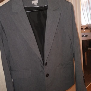 Grå damkavaj - Kavaj från Lindex. Aldrig använd. Skönt material på insidan.