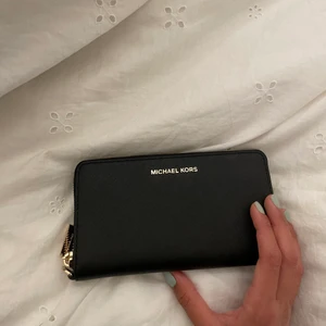 Äkta MK plånbok💓 - Helt ny äkta MK plånbok. Nypris 1200 kr, aldrig använd köpt förra veckan men tappat bort kvittot!! 3 för 2 på allt!!!🥰💓❤️❤️