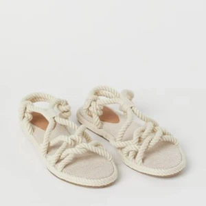 Sandaler - Superfina beige/vita sandaler från H&M! Endast använda en gång, insåg då att de är för stora för mig. Storlek 37! Frakt tillkommer. Nypris 199:- 
