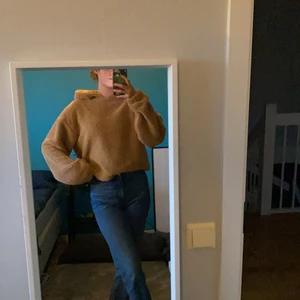 Superskön Teddytröja från Gina Tricot - Jättemysig och varm Teddytröja i storlek M men passar även mig som är en S. Knappt använd och har luva. Köparen står för frakten