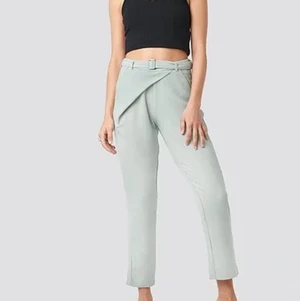 Kostymbyxor Rut & Cirkle storlek S - Använda grå kostymbyxor i tyg från Rut & Circle 🤍 tyvärr för små för mig!