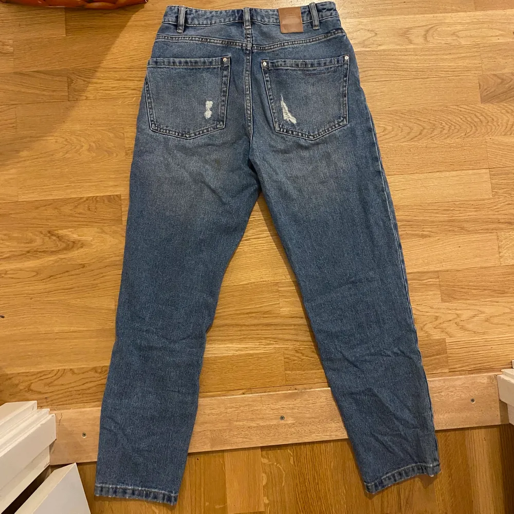 Jag köpte dessa jeans från Leftis och är inte mycket använda.  Jeansen är i storlek 36 och sitter som ett par mom jeans som går ner till anklarna och lite längre ner, för mig som är 160. Vid intresse är det bara att höra av sig!. Jeans & Byxor.