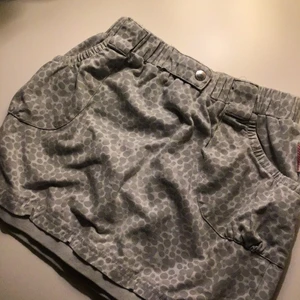 Grå kjol med mönster strl xxs - Bra skick, använd ett fåtal gånger. Vintage, köpt för jätte länge sen. Skriv privat vid intresse :) köparen står för frakt