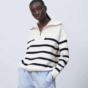 Randig tröja från ZARA - Trendig randig tröja med zipkrage från ZARA, i nyskick.  Nypris 399:-, helt slutsåld. Högst bud vinner. 