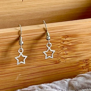 Stjärnörhängen ⭐️🤩 - Om du vill köpa kan jag skicka dom på post, men då kostar även frakten 5kr