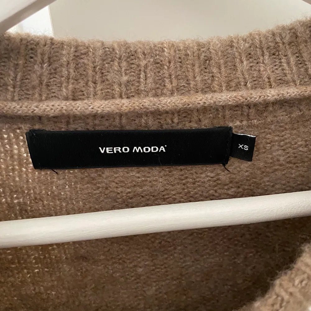 Jag säljer min jättefina stickade tröja från Vero Moda i storlek XS. Nypris: 499, mitt pris: 100kr + frakt 🥰. Stickat.