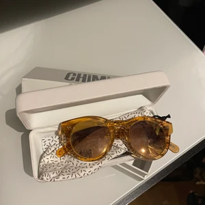 chimi solglasögon  - Superfina o aldrig använda, tyvärr är de för små då jag fick solglasögon i present, paketet medföljds, pris går att diskutera vid snabbaffär 