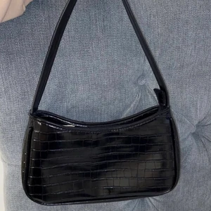 Shein - En fin svart axelväska till salu.