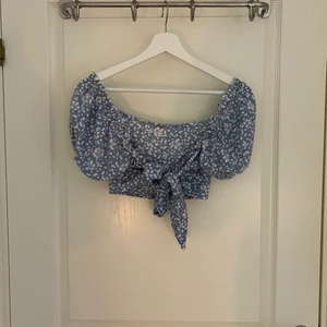 Blus - Superfin blus från HM som endast använts en gång. Man kan antingen välja och ha knytning fram eller bak. 
