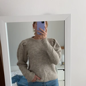 Gestuz i storlek S - Jättefin khasmir tröja som aldrig blivit använd. Den är i storlek S och originalpriset är 1000kr. Köparen står för frakt! 