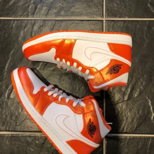 Jordan 1 Mid Electro Orange - Jordan 1 Mid Electro Orange Size:42 (8,5) Cond:DSWT Pris:1099🤝 (Pris kan diskuteras) Dm för fler bilder🔌 