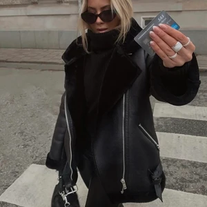 skinnjacka  - säljer denna fina höst/vinterjacka 💖 pga att den inte kommer till användning och inte riktigt är min stil. den är i fint skick och endast använd ett fåtal gånger. ❗️bilderna är lånade❗️