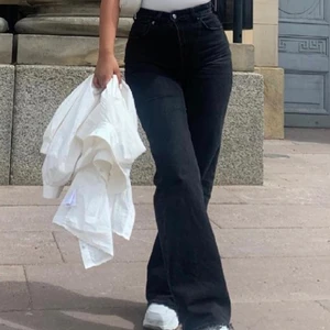 Zara ”Jeans Wide Leg” St.36 - Säljer dessa väldigt eftertraktade byxor från Zara! Väldigt bra skick, endast använda 4 gånger! Säljer pga inte kommer till någon användning! Helst snabb affär! 