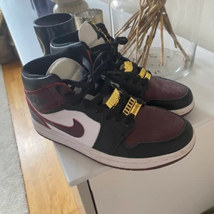 Jordans - Säljer mina Jordan 1 mid se black dark. Dom är i bra skick o relativt nya🌸ny pris 2400.   Eller köp direkt för 1500kr me frakt inräknad 