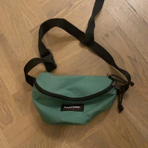 Eastpack väska  - Köpt på Urban outfitters, sparsamt använd och så gott som ny 