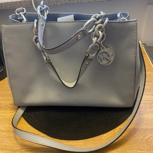 Micheal Kors väska - Säljer min MK väska då den inte kommer till användning, använd ca 5gånger köpt på NK i Göteborg. Tyvärr inget kvitto kvar. Men har den vita påsen.  Finns i Göteborg annars får köparen stå för frakt tillkostanaden. 