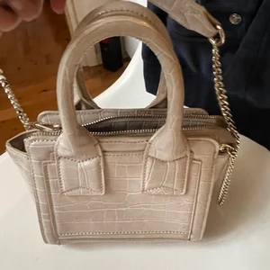 Zara väska  - En väska från zara som ja bara använt när ja va utomlands. Väskan har en på och avtagbart kedja.