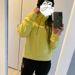 Gul hoodie - Kortare hoodie i fint skick, endast använd 1 gång 
