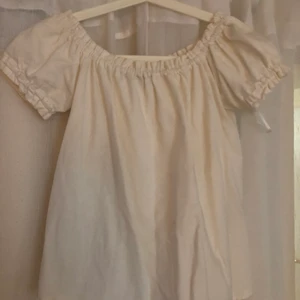 Blus - Blus från vero Moda storlek XS, pris 90kr och köpare står för frakt 💕