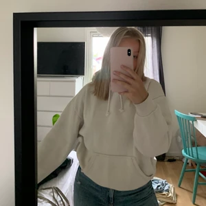 hoodie ifrån bikbok stl xs - Ljus beige nästan vit oversized hoodie ifrån bikbok i stl XS, men skulle säga att den sitter som en S. Använd en del men fortfarande i bra skick, lite nopprig men inga fläckar eller hål. Säljer för 75 + frakt 🤍🤍