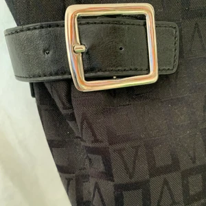 axelremsväska  - jättesöt liten axelremsväska med många fack i!