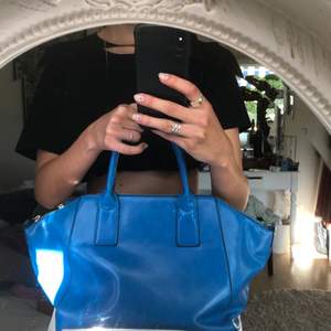 Härlig blå mellanstor väska 