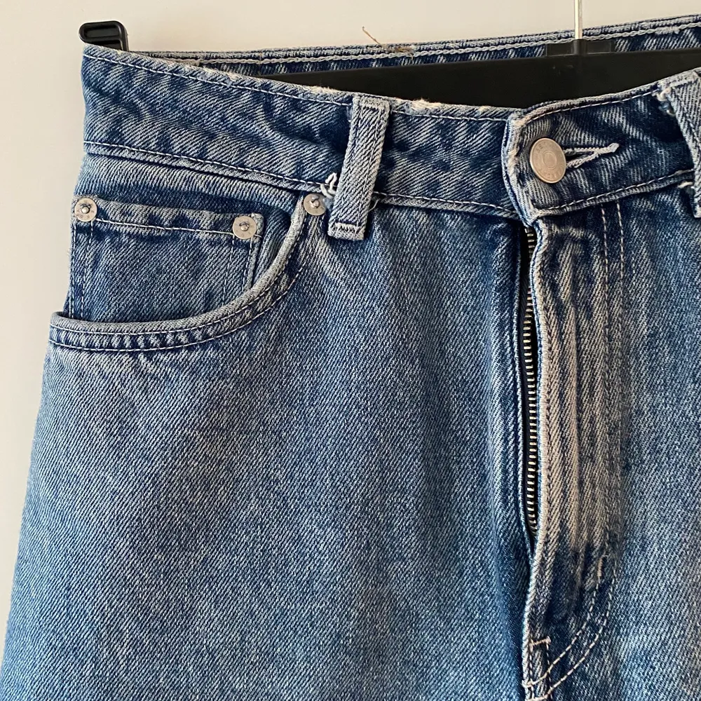 Säljer mina populära jeans från weekday i modellen ROW, w29L32 i färgen sky blue. Jag har klippt av jeansen så de går till anklarna på mig som är 168. De sitter väldigt tajt på mig som vanligtvis är en 38/40a i jeans stl. Säljer för att de inte kommer till användning! Skickar gärna fler bilder, priset kan diskuteras!💞. Jeans & Byxor.