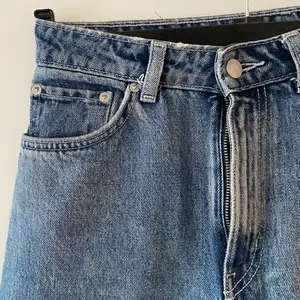 Säljer mina populära jeans från weekday i modellen ROW, w29L32 i färgen sky blue. Jag har klippt av jeansen så de går till anklarna på mig som är 168. De sitter väldigt tajt på mig som vanligtvis är en 38/40a i jeans stl. Säljer för att de inte kommer till användning! Skickar gärna fler bilder, priset kan diskuteras!💞
