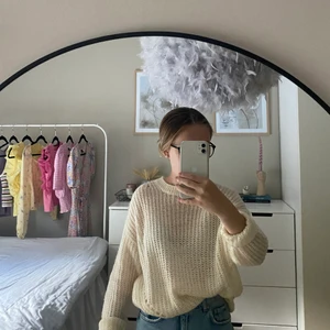 stickad tröja  - en kräm vit stickad tröja från Lager 157 som inte är andvänd ! I storlek XS men passar även S då den är lite  over size, men passar också mig som är en XS i vanliga fall :) 