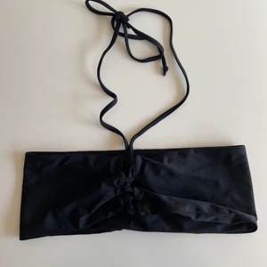 Bikiniöverdel - Svart bikinitopp utan vaddering och med snörning framtill vilket gör den lite justerbar. Helt oanvänd, storlek S.