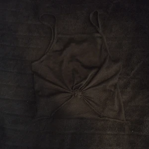 Nätlinne - Crop top nätlinne som är uppknutet på baksidan/framsidan. Inköpt second hand men har använts sparsamt. 
