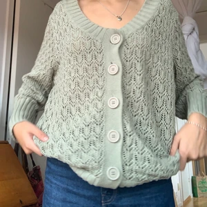 Mysig kofta - Säljer min fina ljusgröna kofta som Tyvär inte kommer till användning. Den är köpt på secondhand men bara andvänd en gång. Den är i väldigt fint skick och den sitter overzize på mig som är xs-s. Men den är såklart olika stor beroende på vilken storlekar man har. Det är bara att skriva om flera bilder eller andra frågor, köparen står för frakten❤️ 