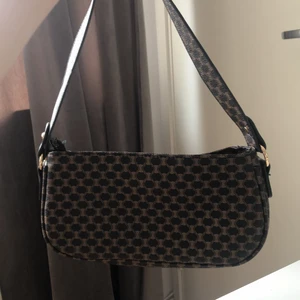 Axelväska  - Inga skador. I nyskick. Köpt på SHEIN, köpare står för frakt 📦 